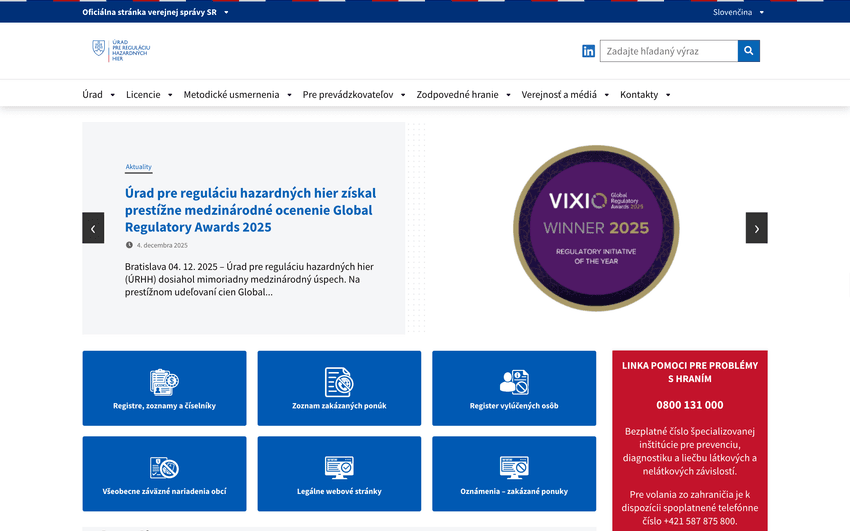 Snímka obrazovky hlavnej stránky Úradu pre reguláciu hazardných hier zobrazujúca aktuálne oznámenia, menu navigácie a odkazy na registre, zakázané ponuky a pomoc pre hráčov