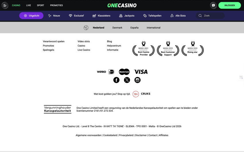 Screenshot van de footer van One Casino met Kansspelautoriteit vergunning en 18+ waarschuwing