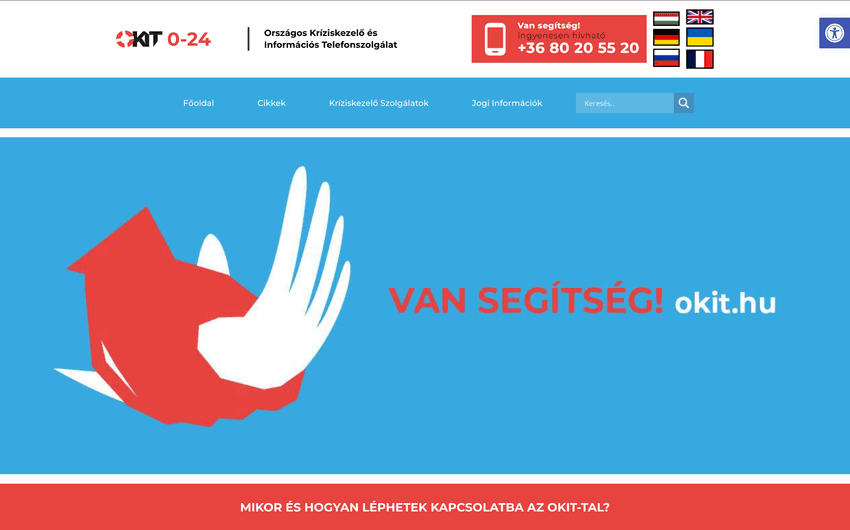 Az OKIT weboldal kezdőlapja segélyhívó telefonszámmal és „Van segítség” üzenettel