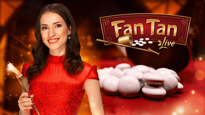 Fan Tan Live με παρουσιάστρια και λευκά αντικείμενα που χρησιμοποιούνται για τον καθορισμό του αποτελέσματος.
